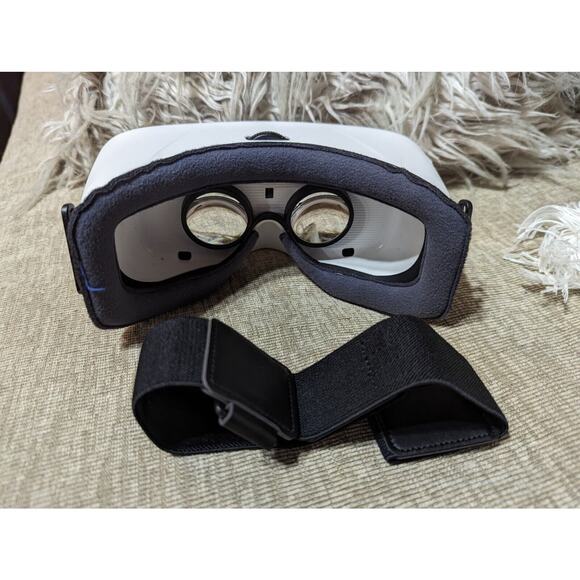 Samsung Gear VR Headset Powered By Oculus - Frost White - Missing Visor - Picture 2 of 7
